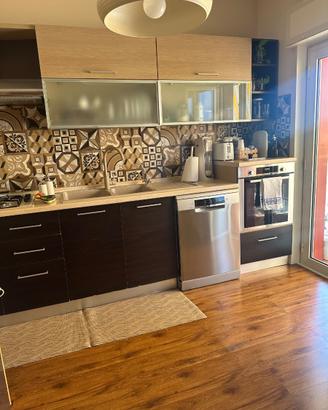 Cucina con lavastoviglie