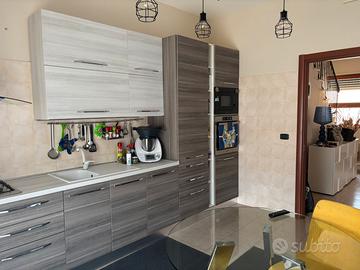 Cucina componibile 4 m. con elettrodomestici nuovi