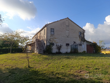 Casa di campagna con ara