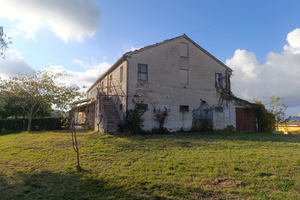 Casa di campagna con ara