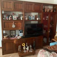 Mobile da salotto in legno e divano