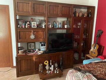 Mobile da salotto in legno e divano