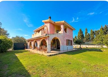 Ampia villa bifamiliare con 300 mq di giardino