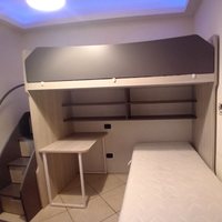 Cameretta moderna usata con doppio letto a ponte