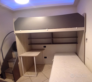 Cameretta moderna usata con doppio letto a ponte