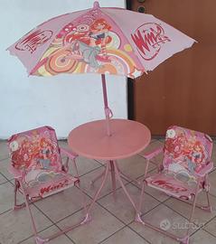 Set tavolino, ombrellone e sedie a tema Winx