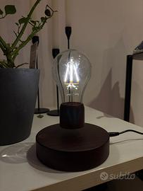 Lampadina magnetica sospesa