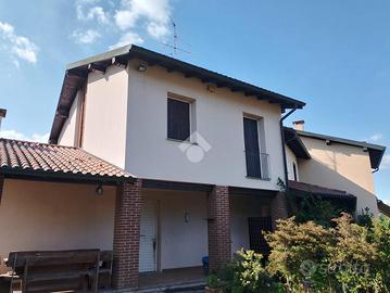 VILLA A SCHIERA A BESNATE