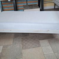 Letto singolo in legno con materasso