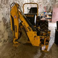 Braccio escavatore per trattore