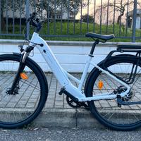 Rockrider E-ACTV 100, una e-bike da trekking