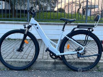 Rockrider E-ACTV 100, una e-bike da trekking
