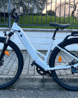 Rockrider E-ACTV 100, una e-bike da trekking