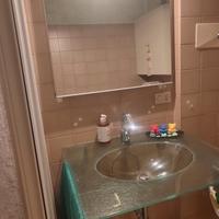Lavabo in vetro specchio e mobiletto pensile