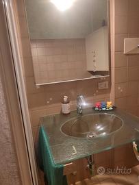 Lavabo in vetro specchio e mobiletto pensile