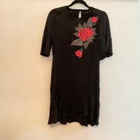 Vestito 100% viscosa nero con rosa applicata