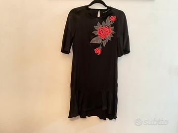 Vestito 100% viscosa nero con rosa applicata