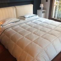Letto rivestito in tessuto bianco