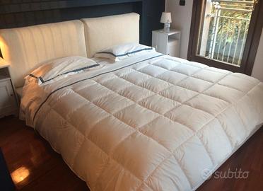 Letto rivestito in tessuto bianco
