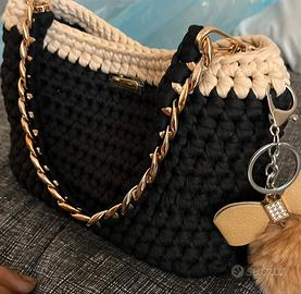 Borsetta nera con catena