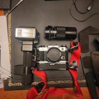 Canon AE1 con accessori 
