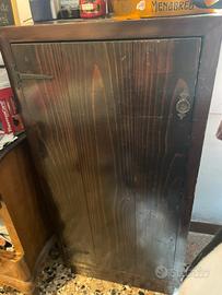 Mobile rustico in legno scuro