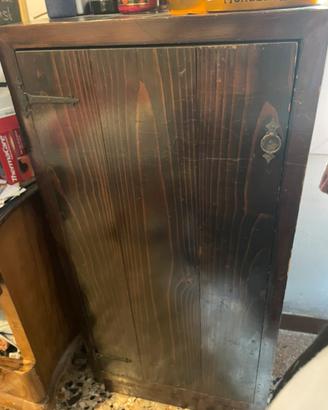 Mobile rustico in legno scuro