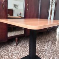 Tavolo in legno con struttura in ferro