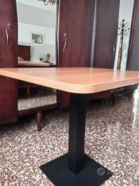 Tavolo in legno con struttura in ferro