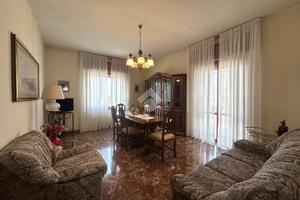 4 LOCALI A MONTECASTRILLI