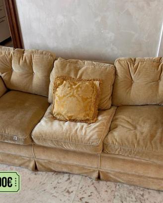 Divano con sue poltroni simili