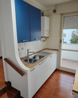 Cucina completa con forno e frigo