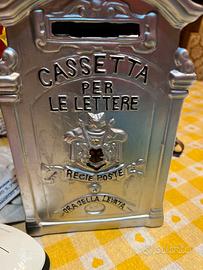 Cassetta postale con salvadanaio