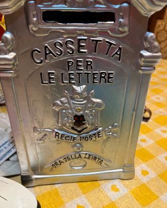 Cassetta postale con salvadanaio