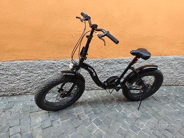 Bici WOOW Pieghevole, casco e sellino imballato 