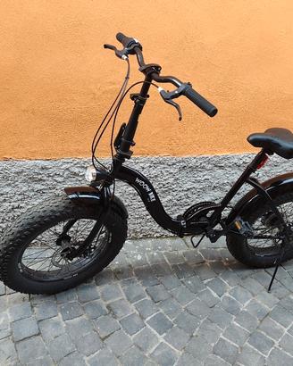 Bici WOOW Pieghevole, casco e sellino imballato 