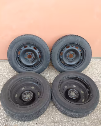 Pneumatici estivi PIRELLI con cerchioni per auto. 