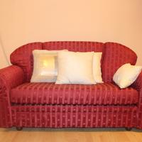 Divano rosso due posti in tessuto sfoderabile