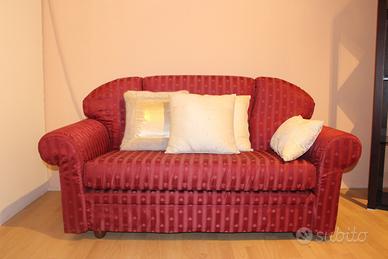 Divano rosso due posti in tessuto sfoderabile