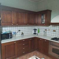 Cucina in legno massello con piano in quarzo