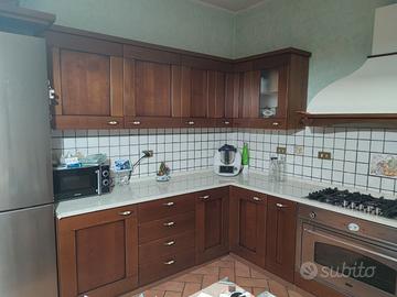 Cucina in legno massello con piano in quarzo