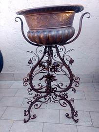Trespolo in ferro e vaso in rame