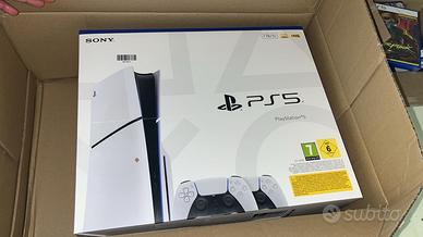 PlayStation cinque cd slim con due joystick