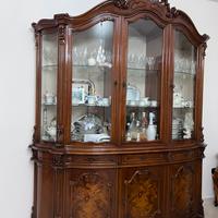 Vetrina, tavolo e sedie