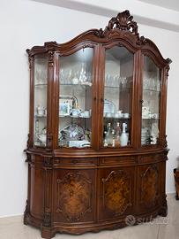 Vetrina, tavolo e sedie