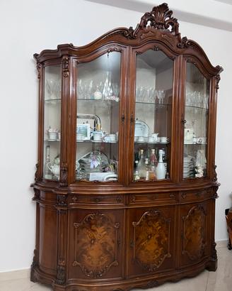 Vetrina, tavolo e sedie