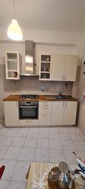 cucina Ikea completa di elettrodomestici e tavolo