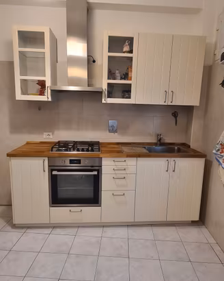 cucina Ikea completa di elettrodomestici e tavolo