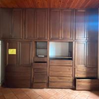Armadio su misura in legno massello color noce