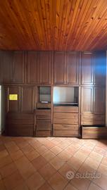 Armadio su misura in legno massello color noce